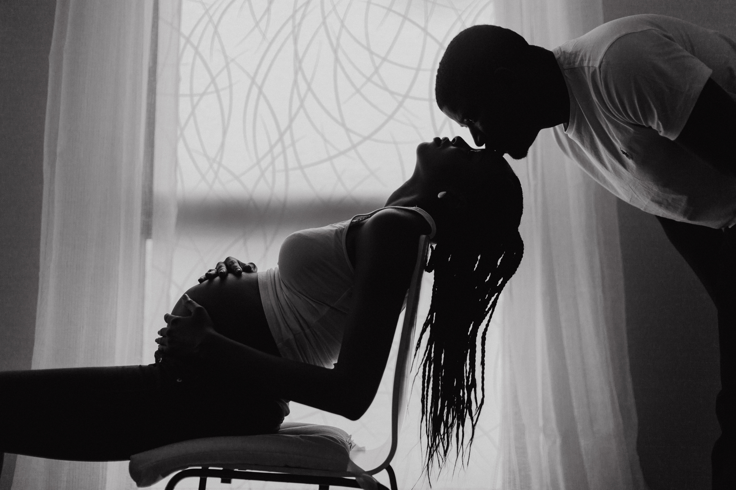 Photographe-couple-grossesse-moody-a-domicile-Paris