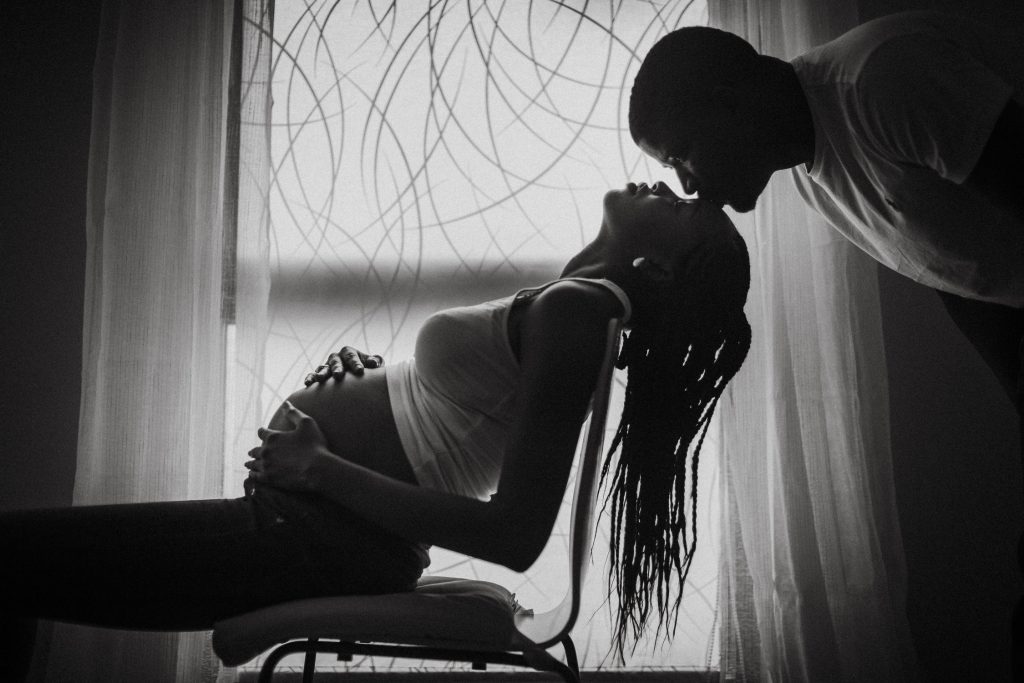 Photographe-couple-grossesse-moody-paris